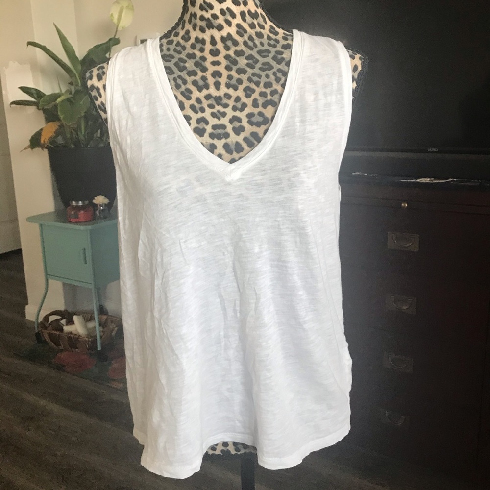 White v neck sleeveless shirt